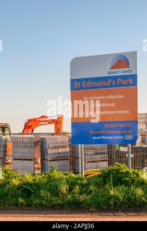 Ein Zeichen für neue Wohnbebauung durch Bennett Homes im St Edmund's Park am Rande von Hunstanton, Norfolk. Stockfoto