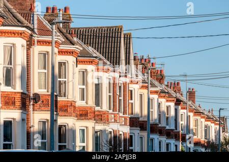 Abendsonne beleuchten die Fronten der terrassierten Edwardian-Häuser in Hunstanton, Norfolk. Stockfoto