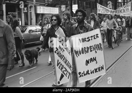 Demonstration gegen die Apartheid in Südafrika in Amsterdam Datum: 18. Juni 1976 Ort: Amsterdam, Südafrika Schlüsselwörter: Apartheid-Politik, Demonstrationen Stockfoto