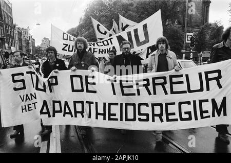 Demonstration gegen Apartheid in Südafrika Datum: 24. Juni 1980 Ort: Amsterdam, Südafrika Schlüsselwörter: Apartheid-Politik, Demonstrationen Stockfoto