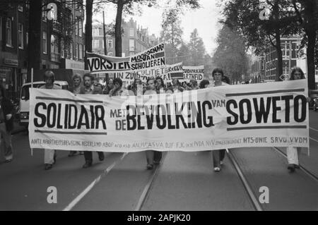 Demonstration gegen die Apartheid in Südafrika in Amsterdam Datum: 18. Juni 1976 Ort: Amsterdam, Südafrika Schlüsselwörter: Apartheid-Politik, Demonstrationen Stockfoto