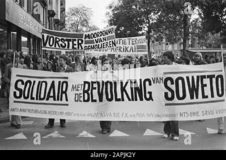 Demonstration gegen die Apartheid in Südafrika in Amsterdam Datum: 18. Juni 1976 Ort: Amsterdam, Südafrika Schlüsselwörter: Apartheid-Politik, Demonstrationen Stockfoto