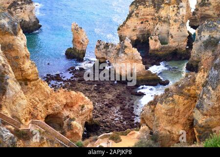 Malerische Landschaft mit einer schönen Küste mit steilen, großen Klippen und blauem Meerwasser, aufgenommen in Lagos, Algarve, Portugal Stockfoto