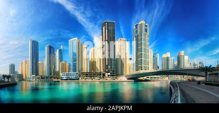 Dubai Marina unter dem blauen Himmel, mit der Skyline und klarem türkisfarbenem Wasser, Panoramaaufnahme Stockfoto