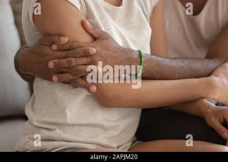 Nahaufnahme des Bildes afrikanische Paare in der Liebe kuscheln drinnen Stockfoto
