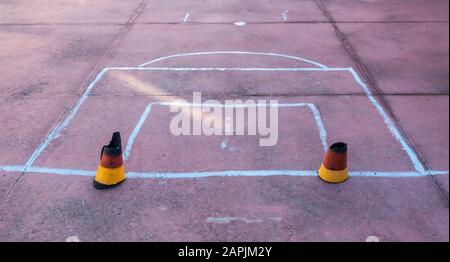 Fußballplatz auf Fundamenten des abgerissenen Gebäudes gemalt. Stockfoto