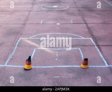 Fußballplatz auf Fundamenten des abgerissenen Gebäudes gemalt. Stockfoto