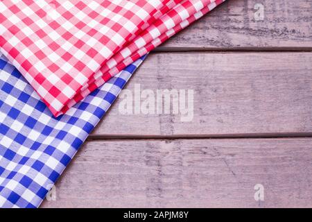 Blaue und rote Küchentücher auf Holz Stockfoto