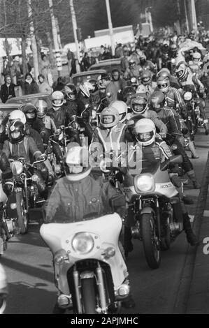 Demonstration gegen den Motor-BVB von Utrechter nach Den Haag durch etwa 1500 Motorradfahrer. Bild des Demonstrationsdatums: 30. Januar 1982 Ort: Den Haag, Zuid-Holland Schlagwörter: Demonstration, Motorradfahrer Stockfoto