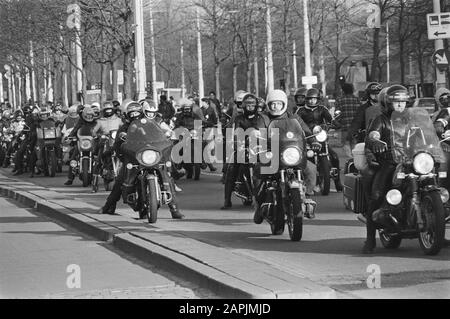 Demonstration gegen den Motor-BVB von Utrechter nach Den Haag durch etwa 1500 Motorradfahrer. Bild des Demonstrationsdatums: 30. Januar 1982 Ort: Den Haag, Zuid-Holland Schlagwörter: Demonstration, Motorradfahrer Stockfoto