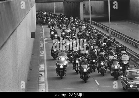 Demonstration gegen den Motor-BVB von Utrechter nach Den Haag durch etwa 1500 Motorradfahrer. Motorradfahrer auf der Utrechtse Baan in den Haag Datum: 30. januar 1982 Standort: Den Haag, Zuid-Holland Schlüsselwörter: Demonstration, Motorradfahrer Stockfoto