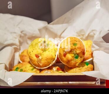 Selektiv Gebackene, Frisch Gebackene, Leckere Glutenfreie Muffins mit Farbenfrohen, Kandierten Obsttopflecken. Lebensmittel-Catering, Süßspeisen, Leckereien, Desserts, Stockfoto