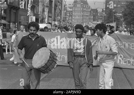 Demonstration gegen Rassismus und die Enthüllung des Denkmals in Erinnerung an Kerwin Duinmeijer Datum: 25. August 1984 Schlagwörter: Demonstrationen Stockfoto