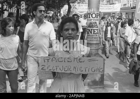 Demonstration gegen Rassismus und die Enthüllung des Denkmals in Erinnerung an Kerwin Duinmeijer Datum: 25. August 1984 Schlagwörter: Demonstrationen Stockfoto