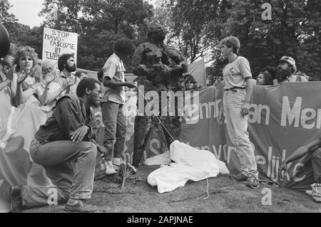 Demonstration gegen Rassismus und Enthüllung des Denkmals in Erinnerung an Kerwin Duinmeijer: Die Enthüllung des Denkmals Datum: 25. August 1984 Schlagwörter: Demonstrationen Stockfoto