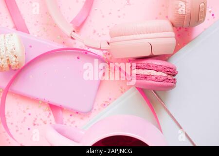 Girl's ziemlich Pastellfarben mit Planer, Tee, Makronen und Kopfhörer. Flach Stockfoto