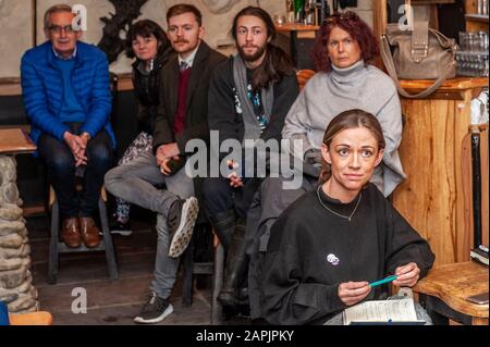 Bantry, West Cork, Irland. Januar 2020. Vanessa O'Sullivan, People Before Profit, spricht mit dem Gastgeber eines Planungstreffens an das 'SAve Bantry Hospital'. Die HSE plant, die Dienstleistungen im Bantry Hospital „zu downloaden“, zu denen auch die Entfernung aller Krankenwagen gehört. Am Montagabend findet im Maritime Hotel Bantry ein großes Treffen statt, an dem Ärzte, Sanitäter, Politiker und Mitglieder des Luftambulanzdienstes teilnehmen. Die Wahlkandidatin Holly Cairns nahm an der Sitzung Teil. Quelle: AG News/Alamy Live News Stockfoto