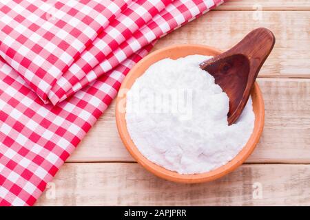 Natron in der Schüssel auf dem Tisch. Stockfoto