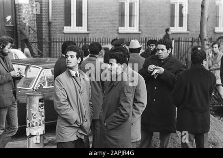 Demonstration hauptsächlich von Einwanderern gegen arme Immigrantenarbeiter in Amsterdam; Gruppe von Einwanderern Datum: 12. Dezember 1970 Standort: Amsterdam, Noord-Holland Schlüsselwörter: Demonstrationen, Gastarbeiter Stockfoto