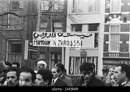 Demonstration hauptsächlich von Einwanderern gegen arme Wohnungseinwanderungsarbeiter in Amsterdam Datum: 12. Dezember 1970 Standort: Amsterdam, Noord-Holland Schlüsselwörter: Gastarbeiter, Demonstrationen Stockfoto
