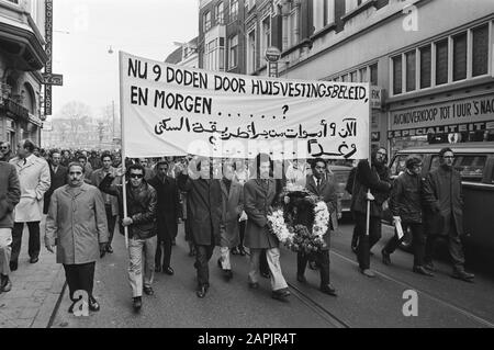 Demonstration hauptsächlich von Einwanderern gegen arme Wohnungseinwanderungsarbeiter in Amsterdam Datum: 12. Dezember 1970 Standort: Amsterdam, Noord-Holland Schlüsselwörter: Demonstrationen, Gastarbeiter, Banner Stockfoto