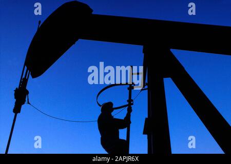 Öl- und Gastechniker, der Wartungsarbeiten an einem Pumpenkack durchgeführt hat Stockfoto