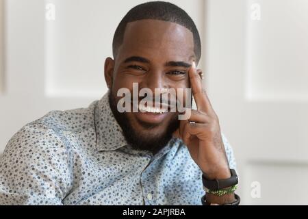 Nahaufnahme Porträt afrikanischer Typ lächelnd Blick auf die Kamera Stockfoto