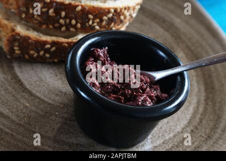 Schwarze Olivenpaste (Pesto) mit Sesambrot Stockfoto