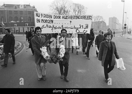 Demonstration hauptsächlich Immigrantenarbeiter gegen arme Immigrantenarbeiter in Amsterdam; Demonstranten mit Kranzfront Prozession Datum: 12. Dezember 1970 Ort: Amsterdam, Noord-Holland Schlüsselwörter: Demonstranten, Demonstrationen, Immigrantenarbeiter, Prozession Stockfoto