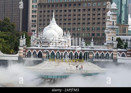 Masjid Jamek-Moschee, Kuala Lumpur, Malaysia: 31. März 2019: Masjid Jamek-Moschee an der Kreuzung von Gombak und Klang Rivers mit Nebeleffekt zeigen. Stockfoto