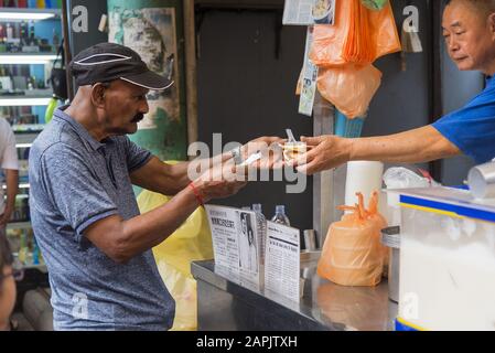 Petalang St. Kuala Lumpur, Malaysia: 31. März 2019: Petalang St. Fleischstall mit Snacks. Stockfoto