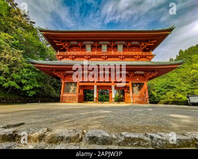 Das leuchtende rote Daimon-Tor funktioniert als Eingang zur berühmten Pilgerstadt Koyasan in Wakayama, Kansai, Japan Stockfoto