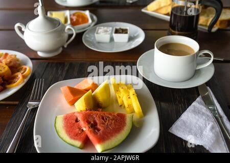 Frühstück am Strand in Sri Lanka. Tischeinstellung mit veganer Küche und Kaffee im Restaurant im Freien. Buffet mit exotischen Früchten an der Küste des Ozeans. Kon Stockfoto