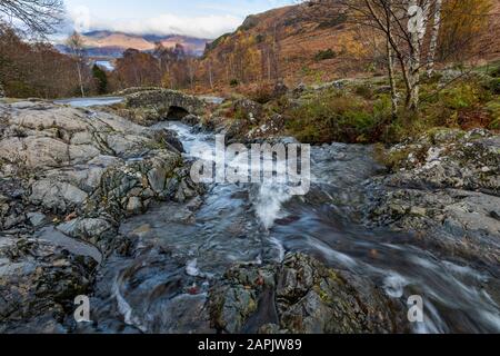 Ashness Brücke über keswick mit derwentwater und skiddaw im Hintergrund Stockfoto