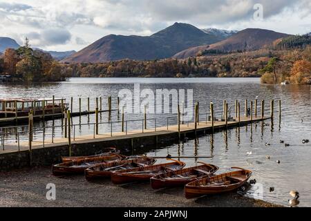 Derwentwater landet im Herbst mit causey Pike über den See Stockfoto