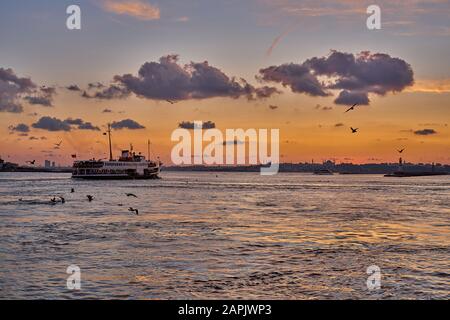 Schöner Sonnenuntergang in Istanbul, Türkei. Die Sonne liegt über Silhouetten der Hagia Sophia und der Blauen Moschee. Blick auf die Landschaft des Sonnenuntergangs von Istanbul Stockfoto