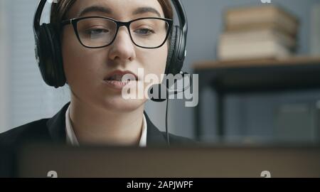 Frau, die im Callcenter-Nahbereich arbeitet Stockfoto