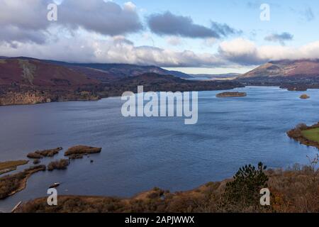 Derwentwater aus Überraschungsansicht mit keswick skiddaw und bassenthwaite Jenseits Stockfoto