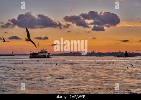 Schöner Sonnenuntergang in Istanbul, Türkei. Die Sonne liegt über Silhouetten der Hagia Sophia und der Blauen Moschee. Blick auf die Landschaft des Sonnenuntergangs von Istanbul Stockfoto