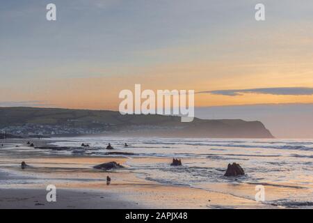 Das Küstendorf Borth an der Westküste von Wales hat die Überreste eines 5 Tausend Jahre alten versteinerten Waldes. Stockfoto