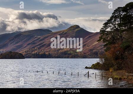 Catglocken über derwentwater von Frars Crag im Herbst Stockfoto