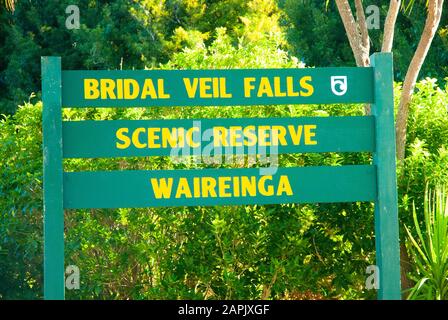 Bridal Veil Falls (Waireinga) Scenic Reserve Schild nahe Raglan, Waikato, North Island, Neuseeland Stockfoto