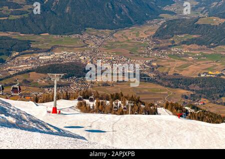 Winterlandschaft in den Dolmen im Skigebiet Plan de Corones/Kronplatz, Italien mit Brunico/Bruneck im Hintergrund Stockfoto