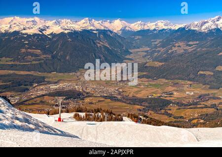 Winterlandschaft in den Dolmen im Skigebiet Plan de Corones/Kronplatz, Italien mit Brunico/Bruneck im Hintergrund Stockfoto