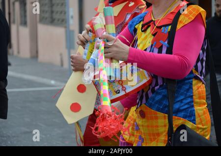 Karnevalsmaske auf farbenfrohem, verwacklungsartem Part Stockfoto