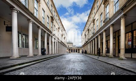 Kolonnadierte georgische Gebäude in der Bath Street, die am 23. Januar 2020 zum Pumpenzimmer in Bath, Somerset, Großbritannien führen Stockfoto