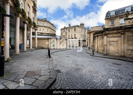 Kolonnadierte georgische Gebäude und Das Cross Bath in Bath Street, Bath, Somerset, Großbritannien am 23. Januar 2020 Stockfoto