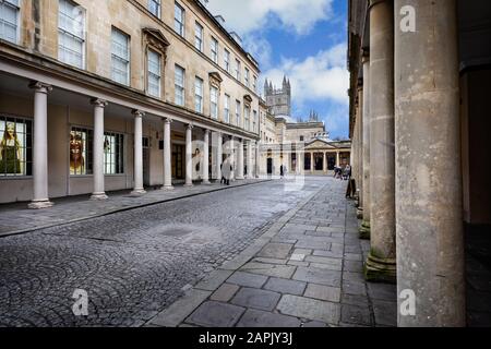 Kolonnadierte georgische Gebäude, die am 23. Januar 2020 zum Pumpenzimmer und zur Bath Abbey in Bath Street, Bath, Somerset, Großbritannien führten Stockfoto