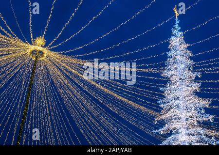 Elektrischer Weihnachtsbaum und Beleuchtung Stockfoto