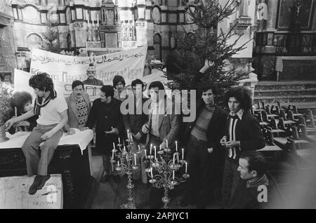 Demonstration der marokkanischen Bevölkerung während der Weihnachtszeit in der Kirche von Moses und Aaron Datum: 26. Dezember 1975 Ort: Morokken Name Der Institution: Moses und Aaron Kirche Stockfoto